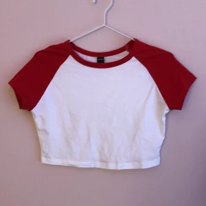 Röd o vit t shirt - Aldrig använd fint skick.