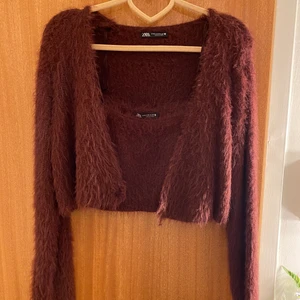 Linne och kofta zara - Säljer mitt jätte fina set från zara som knappt används, både toppen och koftan är i storlek M. Säljer båda för 250kr🥰