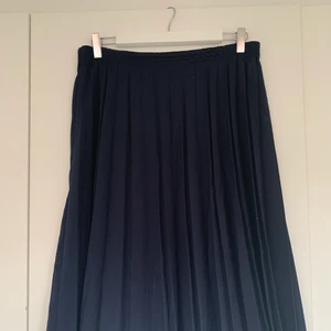 Marinblå plisserad kjol, vintage  - Plisserad marinblå kjol. M-L i storlek. Jag är M och har kört på ett skärp i midja. Mycket fin kvalitet 🤩👗