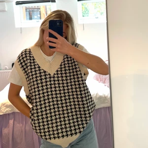 Stickad väst från Zara - Stickad oversized-väst i hundtandsmönster från Zara⚡️säljer den då den inte kommer till användning längre:(