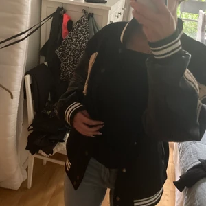 Baseballjacka  - Helt oanvänd baseball jacka i stl M. Jag är 167, vanliga fall stl xs-s