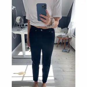 Svarta mom jeans från ginatricot. De är helt oanvända pga att de är för små. Storlek 34. Pris 150kr.