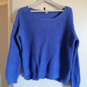 Blå stickad tröja - Stickad tröja som är lite oversize, väldigt skön! Lite nopprig på vissa ställen men inget som direkt syns☺️ i storlek 42!