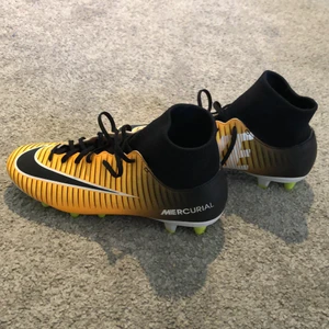 Nike skor - Säljer mina nya Fotbolls skor som endast är använda 1-3gånger! Säljer dom för att dom är för stora. Ny priset är 1000kr men säljer dom för 400 vid fler intresserade blir det högst budande!🔥✨