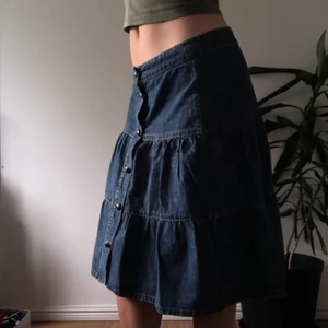 Jeans kjol i storlek M  - Otroligt fin jeans kjol med knappar i fram, går att styla på så många sätt. Skonsamt använd så är i fint skick🌹 frakten ingår i priset ✨