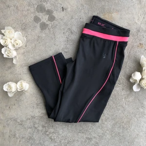 FREDDY WR.UP® Celsius 3/4 byxa - FREDDY WR.UP® Celsius 3/4 byxa.    Färg: Svarta med rosa detaljer.  Midja: Låg  Längd: 3/4 Märke: FREDDY. WR.UP®  Storlek: S  SHAPE EFFEKT som ger en skit snygg rumpa! Silikon rem vid midjan, superskönt.   Pris: 150 kr + frakt 51 ( spårbart)  Skick : Bra skick, sparsamt använda ser nya ut.  Meddela om fler bilder önskas.      🌸har flera annonser uppe på kläder/saker så samfraktar.  🌸Övrigt från rökfritt djurfritt hem. 