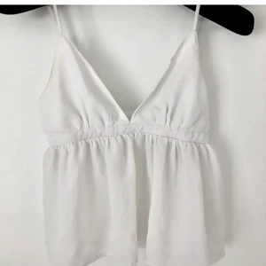 Vitt linne / blus  - Ett så otroligt fint linne från BikBok i storlek M. Det är i superbra skick och knappt använt då det är en aning för stort för mig❤️ frakt 24kr eller 66kr spårbart. BUDA