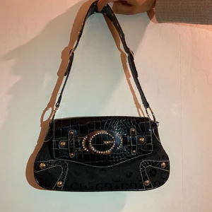 Super fin axelväska❤️ - ‼️intressekoll‼️Nästan oanvänd köpt på secondhand, om många är intresserade så gör jag budgivning! Köparen står för frakt💕