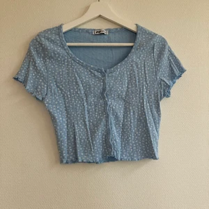 Blå kofta med vita blommor - En blå kofta med vita blommor i storlek L men som sitter helt okej på mig som vanligt vis har XS