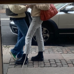 Gråa mango jeans - Schyssta mango jeans i storlek 32 (passar mig som är 34). Superfin tvätt, croppade på mig som är 168cm. Köparen står för frakt, betalning sker via Swish!
