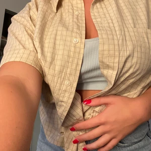 Rutig skjorta  - Stor ”bred”, men ganska croppad 