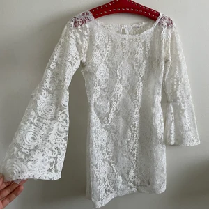 60tals klänning - Drömmig klänning i spets köpt second hand. Ett hål på framsidan men fixas lätt för den kunniga