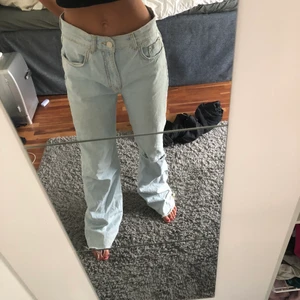 Jeans från Pull and Bear - Säljer dessa skitsnygga lite baggy jeansen från pull and bear, långa på mig som är 173💛