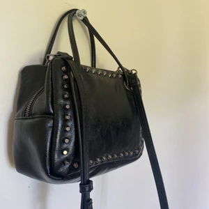 Zara väska med nitar - Slutsåld zara väska med nitar, köptes av en tjej på instagram. Jag har aldrig använt den själv. Har ett axelband som är justerbart. Vid fler som är intresserade påbörjas budgivning