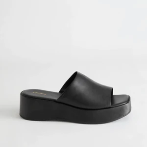 Platåskor storlek 40 - Platåskor från stories i storlek 40. Aldrig använda, har inte ens provat dem, råkade köpa två par. Kan lämna av dem varsom i hela Sthlm.