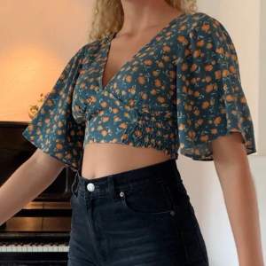 Blommig blus från pull&bear som trots mycket användning de senaste två åren inte har något att anmärka på, bra kvalitét!!🤩  passar bäst på dig som har mindre bröst, jag har 70D och sömmen som ska sitta under brösten åker upp lite för mycket på mig. Fri frakt!!!🥰