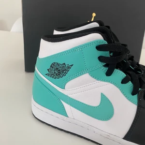 Air Jordan 1 Mid Igloo Island Green  - Äkta | Knappt använda - så i mycket bra skick, låda finns