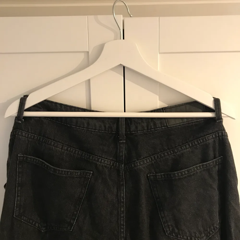 Snygga, baggie jeans från Asos. Säljer pga inte riktigt min stil! Nypris: 510 kr. Använda sparsamt. Frakt tillkommer💕. Jeans & Byxor.