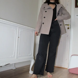 H&M grå "kappa" strl. 36 - En grå kort kappa från H&M i strl. 36. Den är väldigt skön i materialet och i fint skick, men använd vid flera tillfällen. Det finns två fickor och båda är äkta. Skriv gärna om du vill ha fler bilder eller har några frågor! 