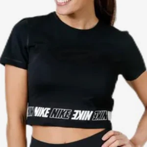 Tränings topp nike  - Använd ca 1 gång i storlek xs. Nypris 300kr