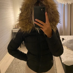 #Rockandblue jacka #vinterjacka - Säljer nu min helt nya vinter jacka som är från rockandblue, använd 2 månader, inga skador alls. Äkta, samt ÄKTA PÄLS ! kan leta upp kvitto om det skulle behövas ❤️ storlek 36 vilket motsvarar S men skulle säga att det även passar en XS. Är en perfekt vinterjacka då den är varm samt att man kan ha hoodie under om man skulle vilja ha de. Köptes i butik för 2500kr och säljer för 1500kr då den är helt ny, pris kan diskuteras ❤️