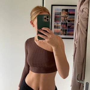 Brun långärmad tröja - En brun enarmströja från SHEIN, aldrig använd💛💛 köparen står för frakten