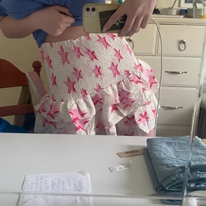 Populär stjärn kjol från loavies  - Säljer denna populära kjolen från loavies. Volangkjol med stjärnor i mörk rosa och vanlig rosa. Skönt material och är som ny. Säljaren står för frakten och ifall ni vill ha mer information så skriv och fråga 