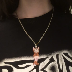 Gullig Rävperson halsband - Ett väldigt gulligt halsband med en räv person med luva:)❤️ köpte i danmark för flera år sedan 💕 frakten är gratis