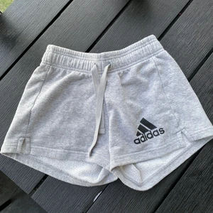 adidas shorts - säljer dessa sjukt bekväma Adidasshorts!! Använd 2-3 ggr men sparsamt använda