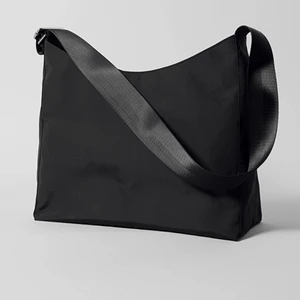 Svart väska - Svart väska från Weekday som knappt kommit till användning!