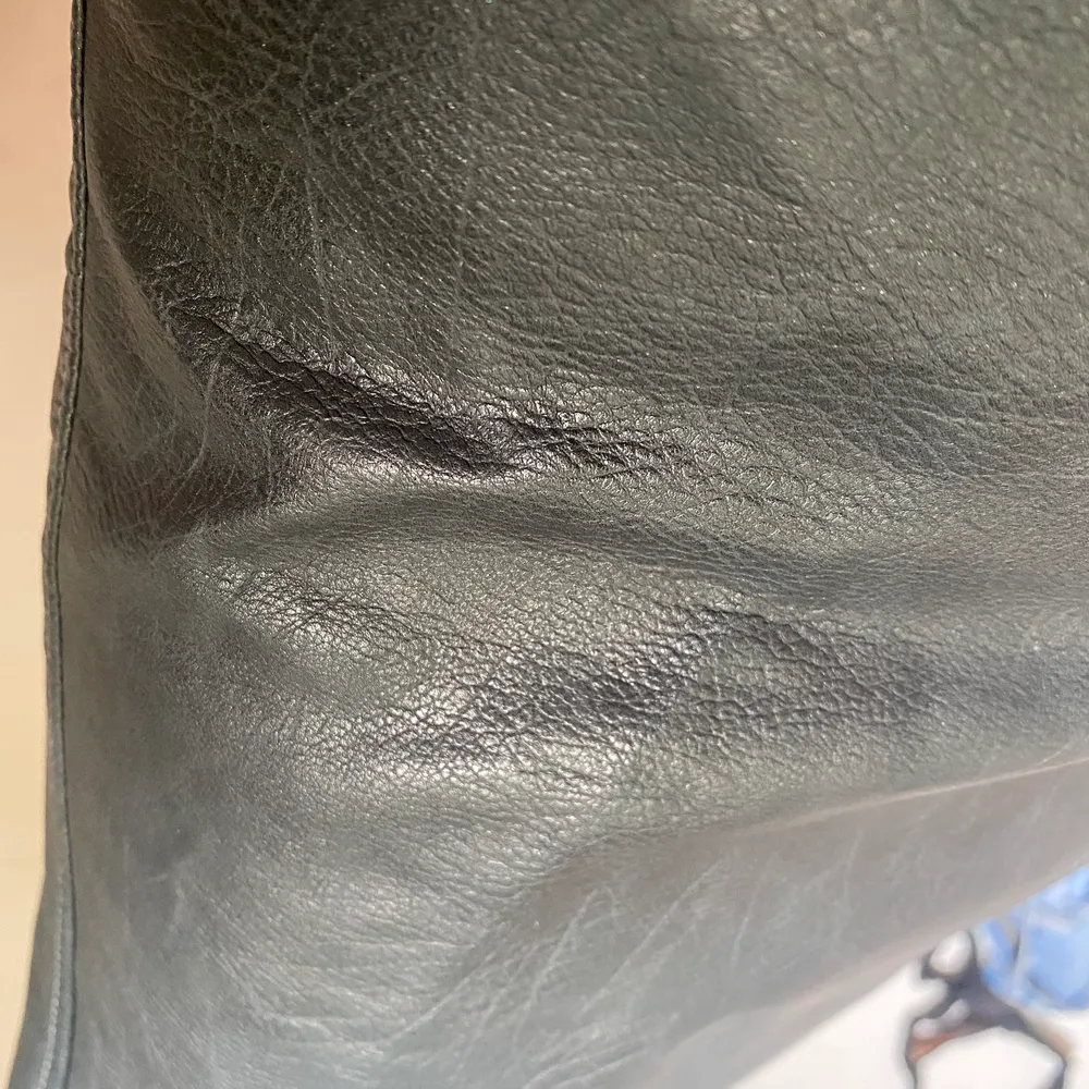 Sjukt cool mörkgrön läderkjol som jag köpt av en annan person på Plick men har tyvärr inte kommit till användning.:/💞 50 kr + frakt. Kjolar.