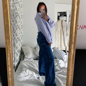 Superfina Lee x H&M jeans - Säljer mina superfina mörkblå Lee x H&M jeans i storlek 38. Jag har endast använt dem 1-2 gånger så dem är i ett superfint skick! Älskar dessa jeans men har för många byxor, man kan ha både högmidjat och lågmidjat om man vill😍