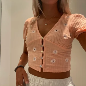 Bershka tröja - Jättefin orange tröja med söta blommor på, använd fåtal gånger så i nyskick🧡