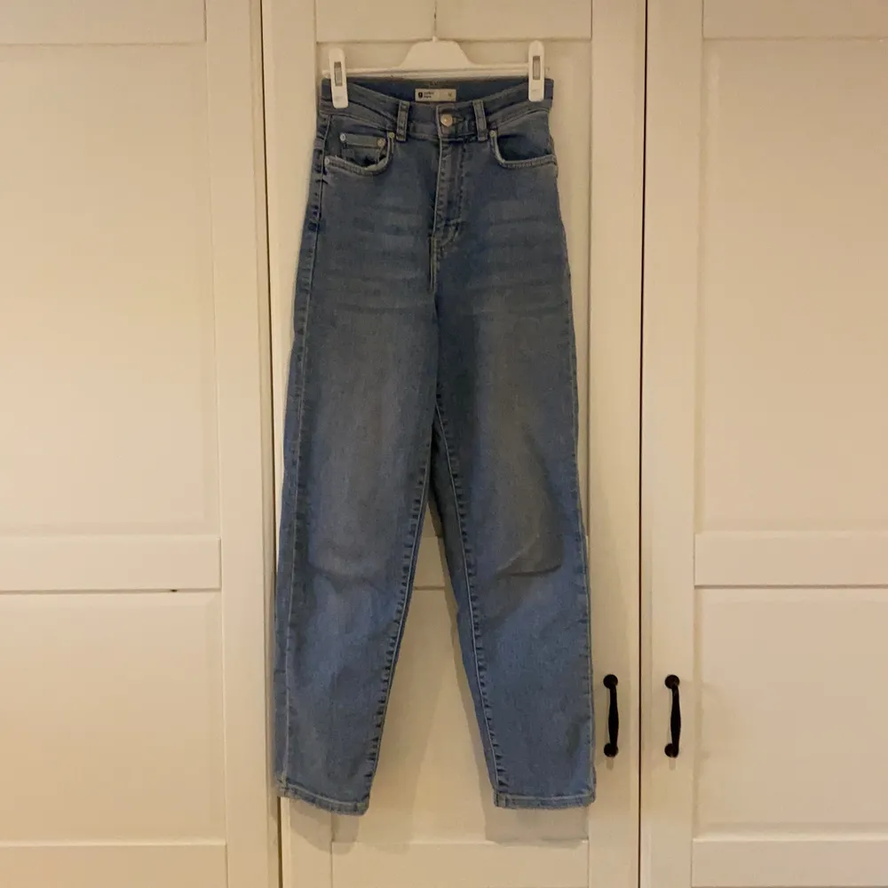 Jättefina mom jeans från Gina Tricot använda några gånger men i fint skick storlek 32 köpte för 600kr. Jeans & Byxor.