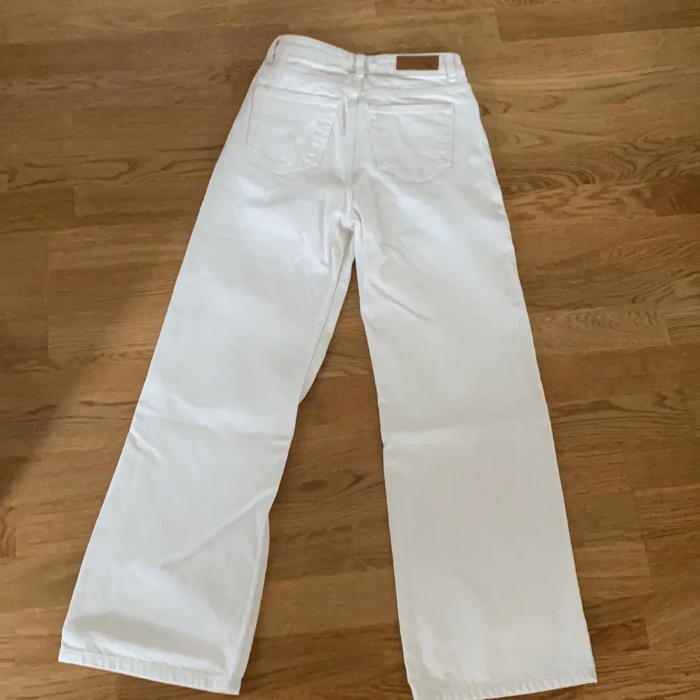 Säljer dessa jätte fina Bik Bok jeansen i stl 26 dom är beige/vita och i nyskick och använda ett fåtal gånger. Säljer eftersom dom har blivit för små. Köptes för 599kr (köparen står för frakt). Jeans & Byxor.