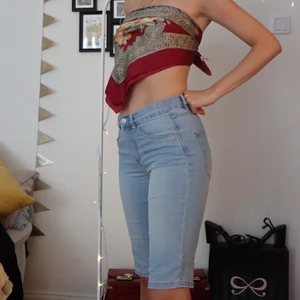 Sidensjal som topp  - Sjalen kan användas på olika sätt. Jeansshorts S/36