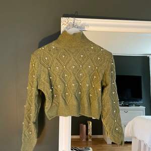 En grön och fin höst tröja som är använd ett fåtal gånger. Den är takt och lite kortare vid magen!! Svinsnygg! Men lite för liten för mig!! 💙🧡💜