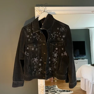 STAR JACKET  - En jacka köpt på secondhand för två år sedan då helt oanvänd! Den kommer tidigare från HM! Jackan har inga skavanker och ser inprincip ut som helt ny! ❣️🌸BUD-200kr