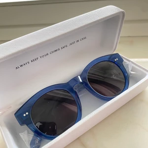 Chimi acai 003 - Jättesnygga och helt nya solglasögon från chimi eyewear, aldrig använda med plasten kvar. Modell 003 i färgen acai med svarta glas💙 Slutsålda