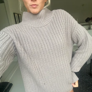 Stickad tröja  - Superfin stickad tröja som aldrig är använd