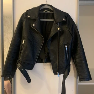 Skinn jacka - Skinn jacka från ginatricot storlek 36. Snygg passform men tyvärr är den förliten för mig nu🙈                          Mycket lite använd & i fint skick. 