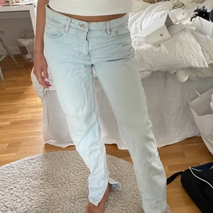 Zara jeans - Ljusblå zara jeans med slit. Slutsålda, köpta förra året! Köp direkt 600