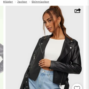 Skinnjacka  - Säljer min skinnjacka från Nelly, knappt använd. Storlek 34. Kan möjligtvis byta mot en annan skinnjacka. Buda från 300
