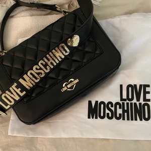 Väska - En love moschino väska som är helt ny, aldrig använd. Jättefin på!⚡️🤍