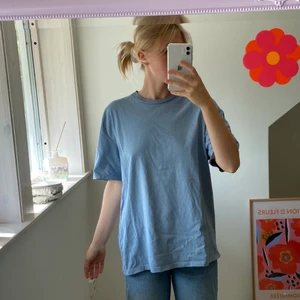 Oversized T-shirt  - Blå T-Shirt i ”oversized fit”, därav stor i storlek.
