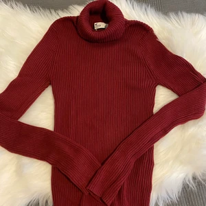 Hollister tröja  - Vinröd stickat tröja med hög krage, jätte stretchig. Oanvänd! 