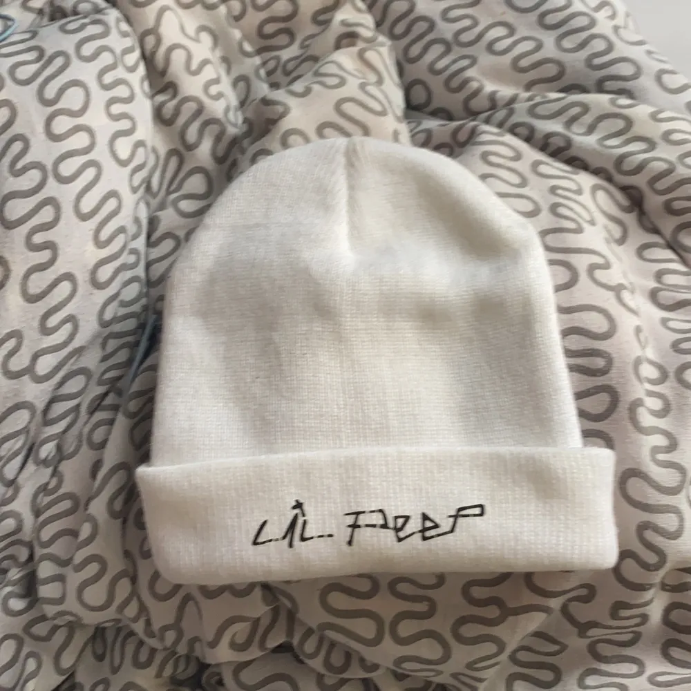 A white lil peep hat with black text. It’s very stretchy and can match with anything! It’s thick and looks amazing! It’s very comfortable!. Accessoarer.