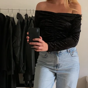 Topp  - Velvet topp från bikbok i storlek L. Säljer för 50kr ❤️‍🩹