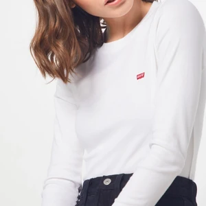 Levis tröja - Vit levis tröja, jättefint skick och knappt använd 💕 Hör av dig vid frågor!