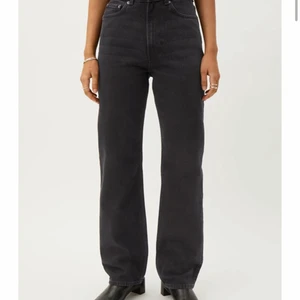 Rowe extra high straight jeans - Säljer dessa då de blivit för små, väldigt populära raka jeans i färgen Echo black